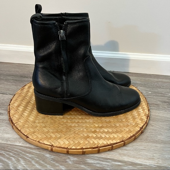 Clarks Black Leather Comfort Zip Moto Boots Booties 9.5 Low Heel - Picture 2 of 4